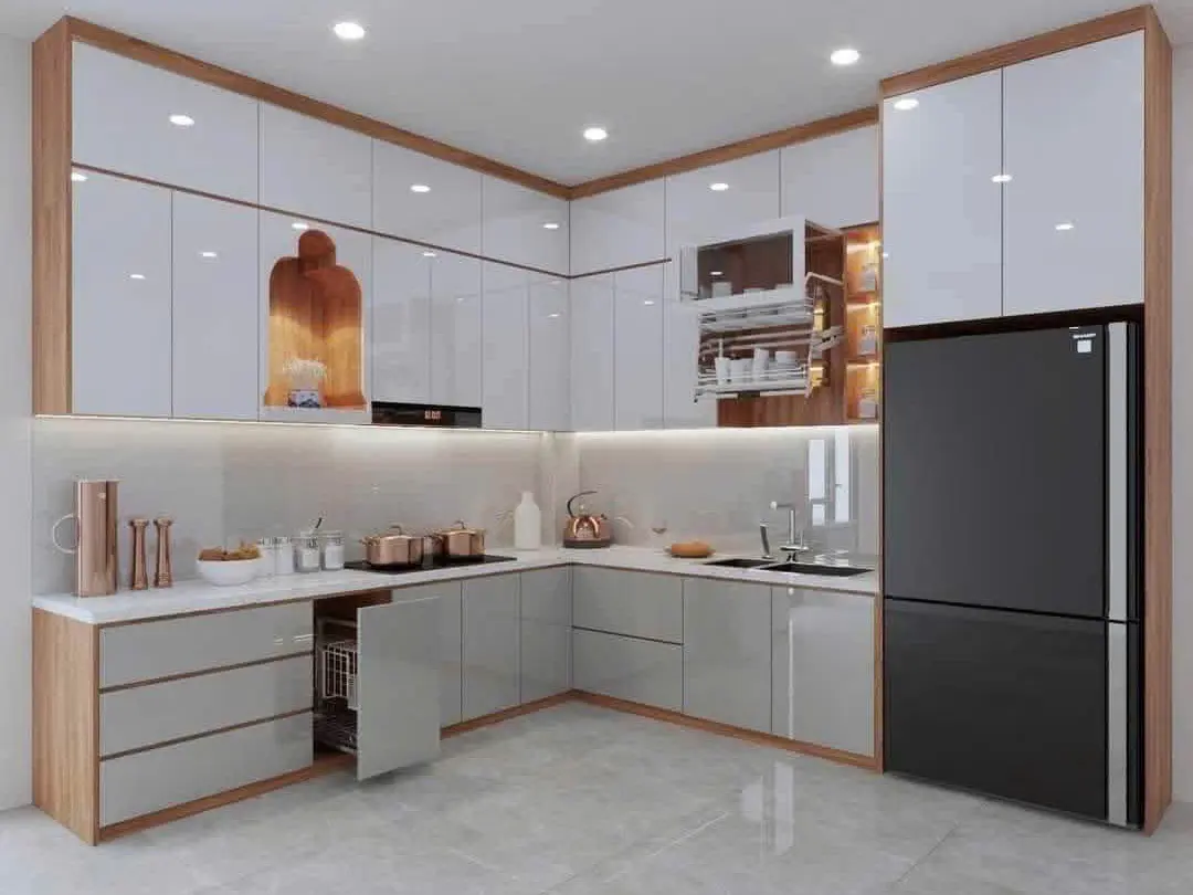 Tủ bếp chữ L Acrylic trắng – xám viền gỗ